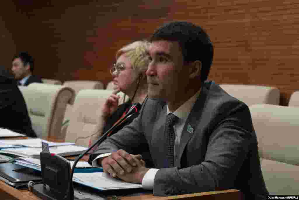 Олимпийский чемпион по боксу Серик Сапиев, депутат мажилиса парламента Республики Казахстан VI созыва, член комитета по социально-культурному развитию, задает вопрос коллегам. Астана, 5 сентября 2018 года. 