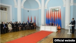 Armenia -- Prime Minister Tigran Sargsyan (R) and members of his cabinet tender their resignations to President Serzh Sarkisian (C), 09Apr, 2013