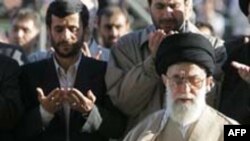 آیت الله علی خامنه‌ای در حال برگزاری نماز عید فطر