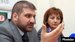 Armenia -- "Zhamanak" daily editor Arman Babajanian (L) and "Hraparak" editor Armine Ohanian at a news conference, 07Apr2011.