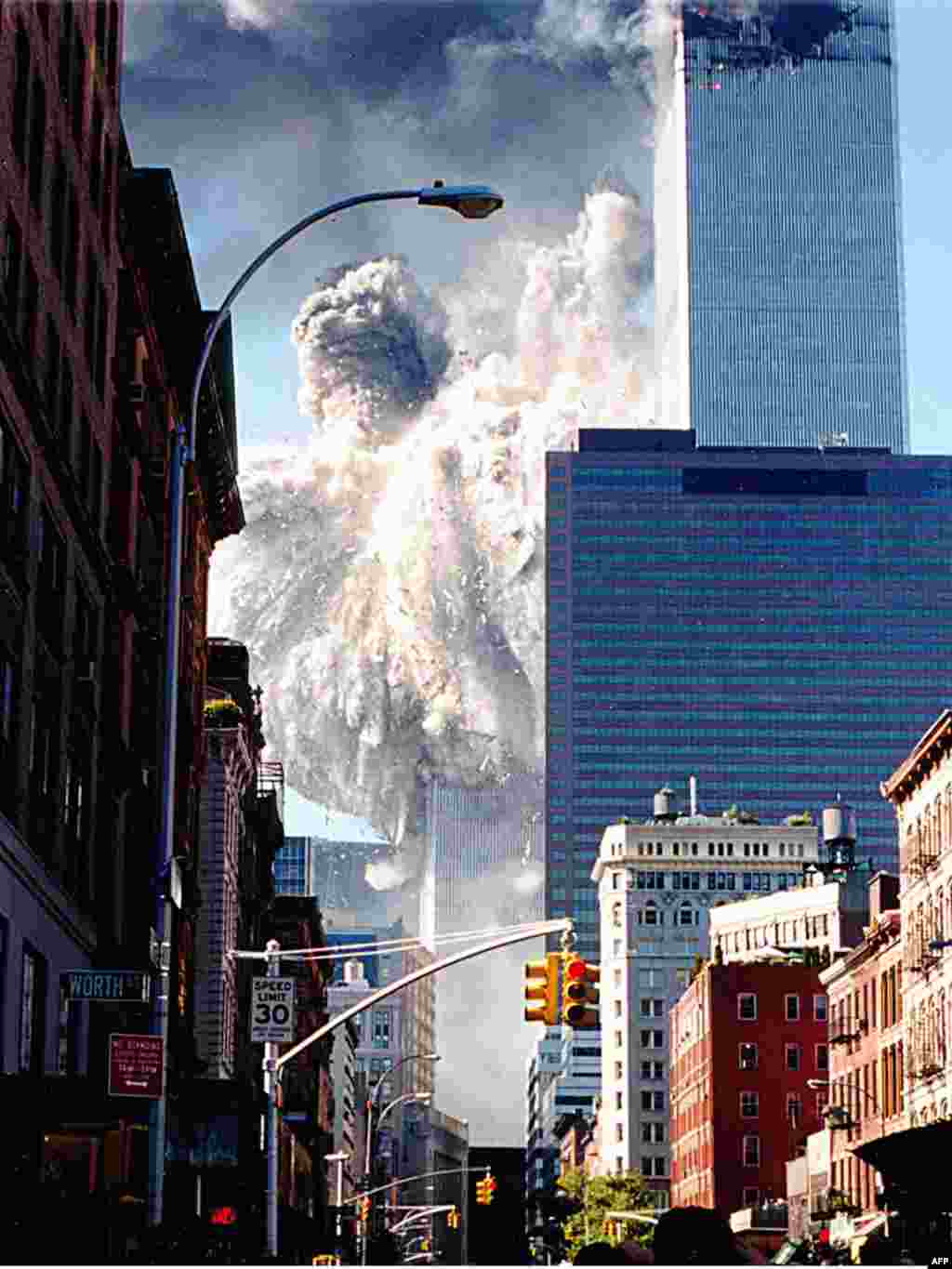 Пожар в южной башне ВТЦ. 11 сентября 2001 года.