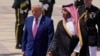 دونالد ترامپ (چپ) هنگام ورود به فرودگاه ریاض مورد استقبال محمد بن سلمان، ولیعهد عربستان سعودی، قرار گرفت