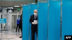Қазақстан президенті Қасым-Жомарт Тоқаев сайлау учаскесінде дауыс беруге келген сәт. Нұр-Сұлтан, 10 қаңтар 2021 жыл.